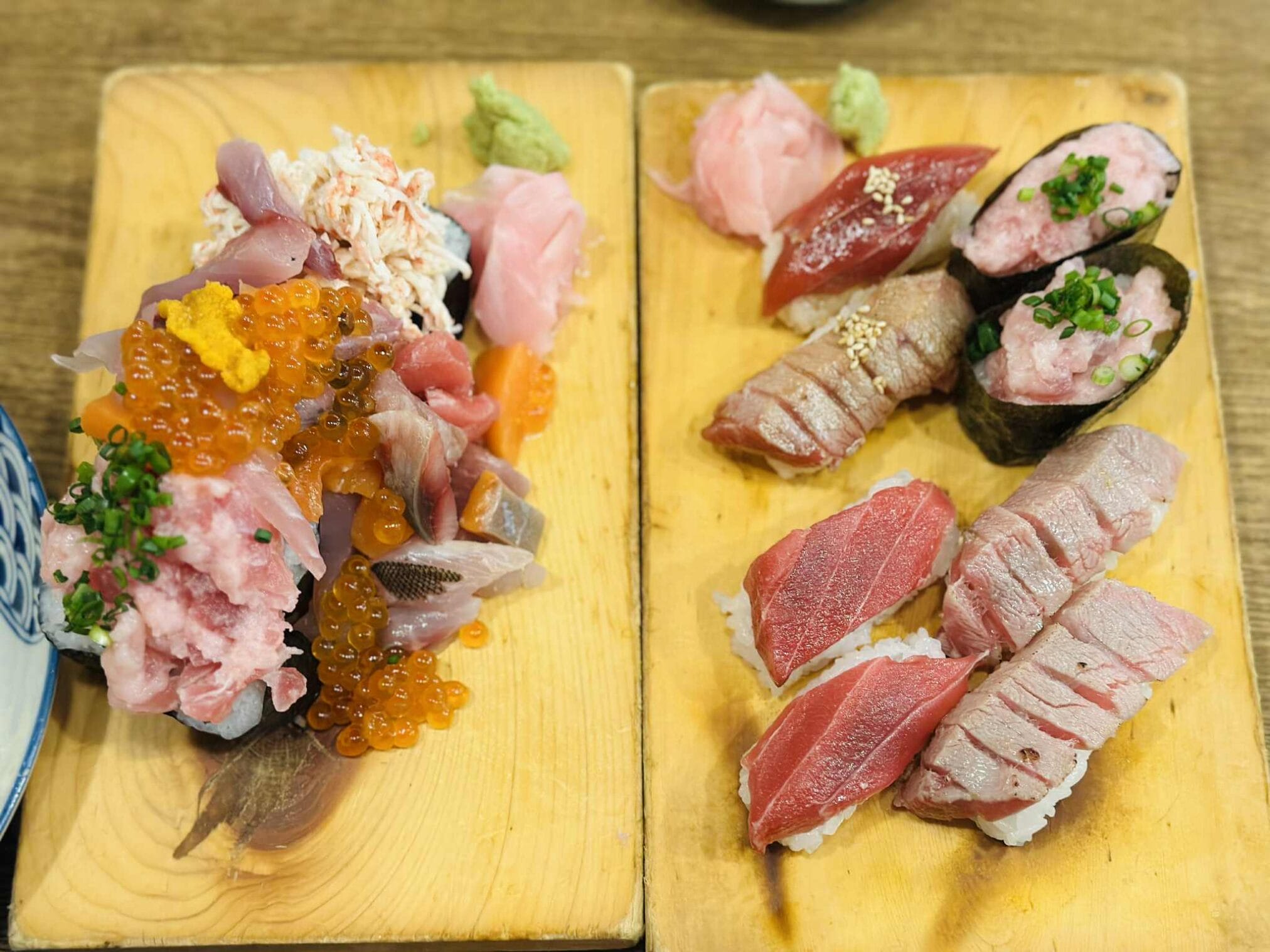 ซูชิและซาชิมิรวมชุดใหญ่บนเขียงไม้ ขับรถเที่ยวคิวชู