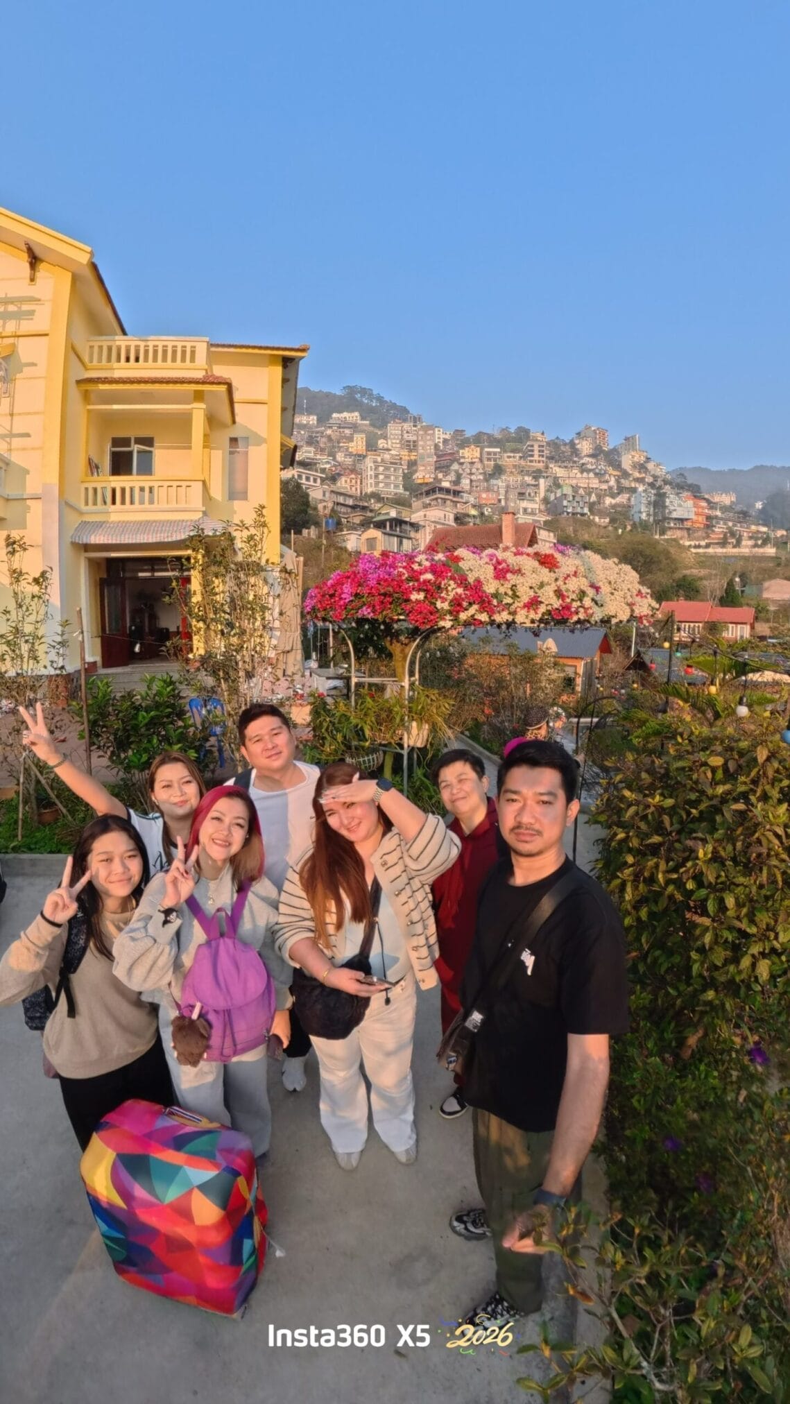 กลุ่มเพื่อนถ่ายรูปหน้าบ้านสีเหลืองที่ดาลัด, ฮานอย – ตามด๋าว EP1