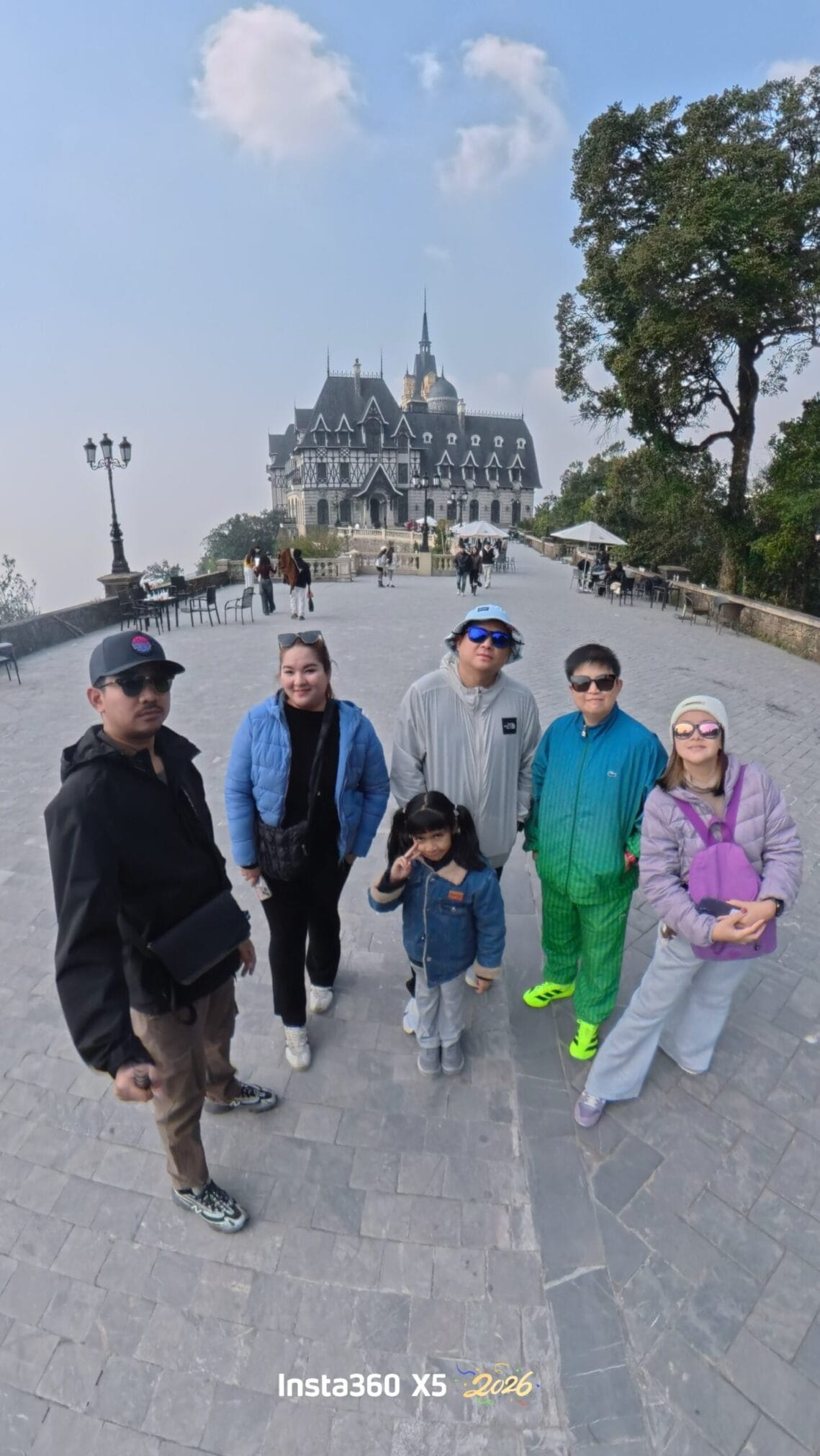 ครอบครัวถ่ายรูปหน้าปราสาทในฮานอย ตามด๋าว EP1