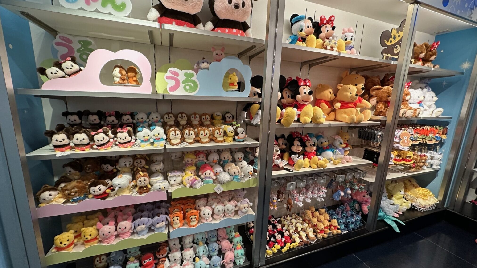 ชั้นวางตุ๊กตาหลากหลายแบบในร้านขายของที่ระลึกที่ญี่ปุ่น