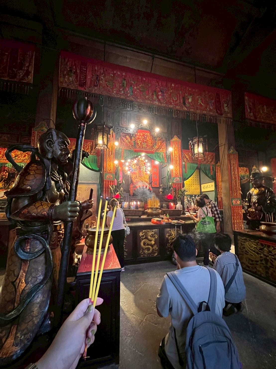 ถือธูป ไหว้พระในศาลเจ้า Incense at shrine