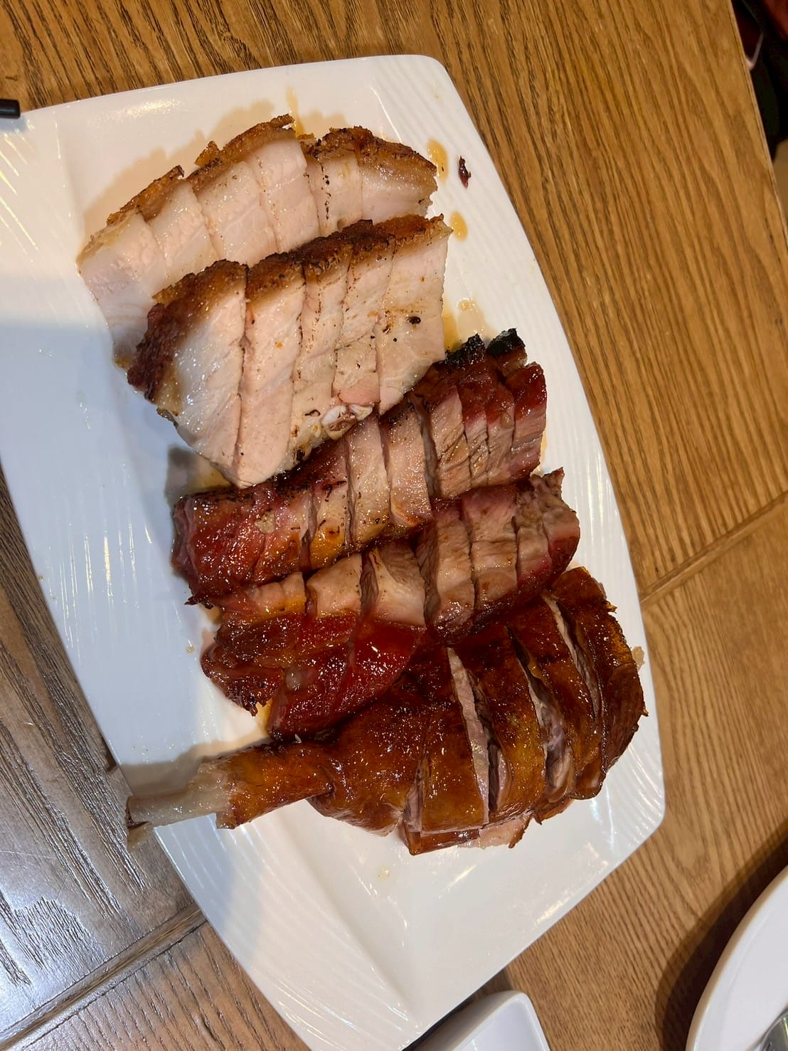 หมูกรอบ หมูแดง เป็ดย่าง Chinese BBQ pork, duck บนจาน